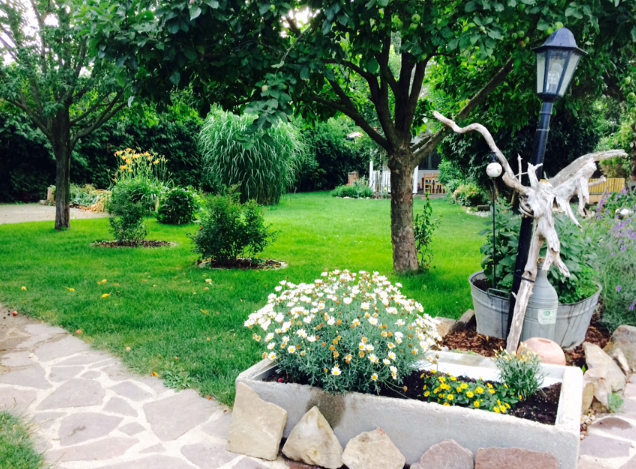 Ein Blick aus dem Wohnbereich in eine Gartenhälfte, herrlich!